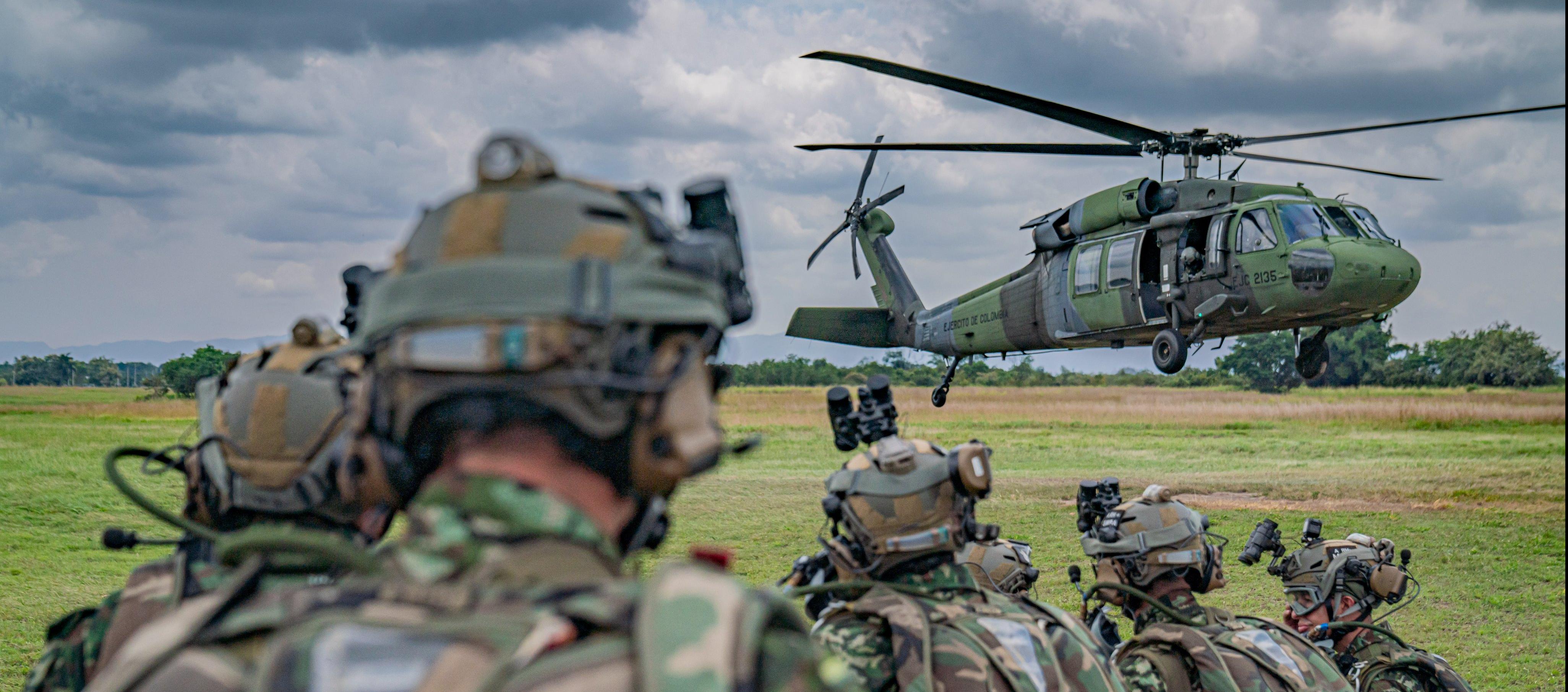 Policía herido recibe atención médica en centro asistencial. 