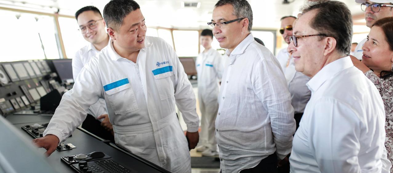 El Ministro del Transporte, William Camargo, visitando la draga china. 