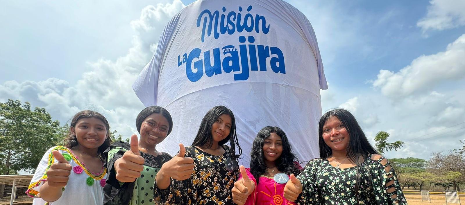 Comunidad y de fondo un tanque de almacenamiento de 10.000 litros.