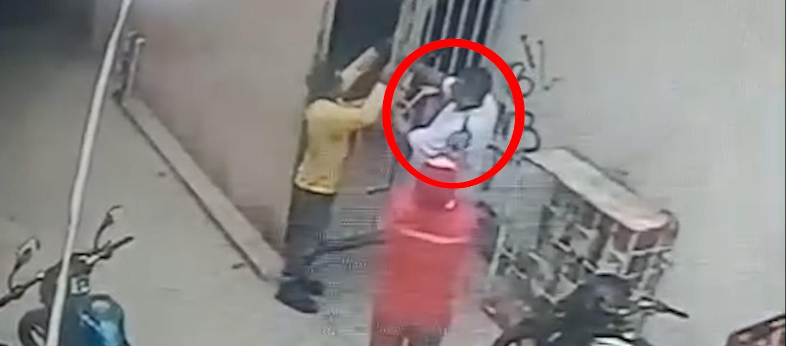 Momento del ataque al 'Chino Anaya' en Las Gardenias. 