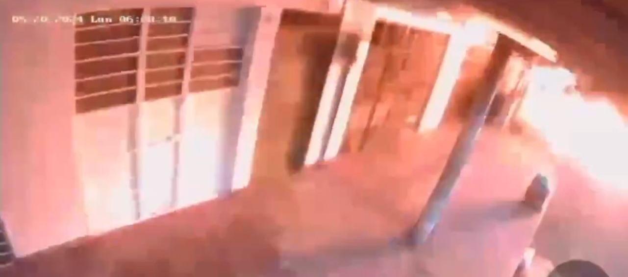 Momento en el que explotó motocicleta bomba.