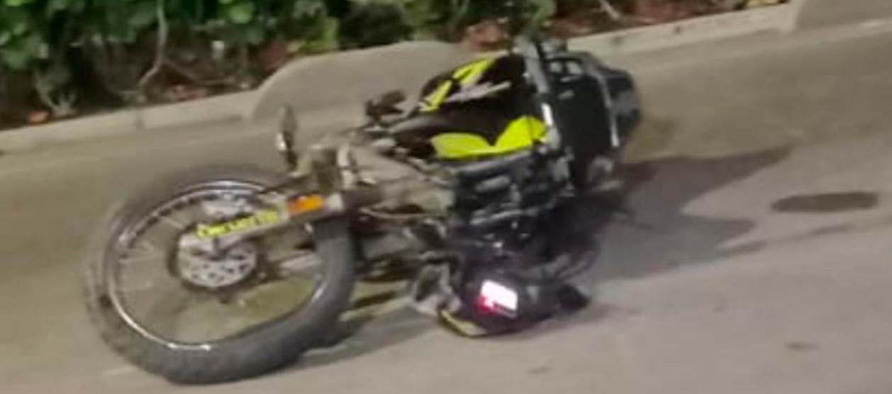 Motociclista muere al chocar contra poste de energía
