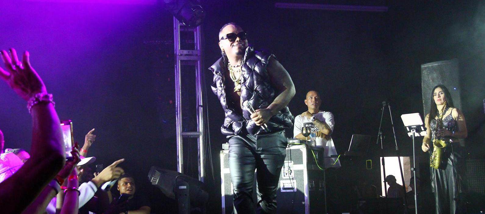 El cantante Mr. Black.