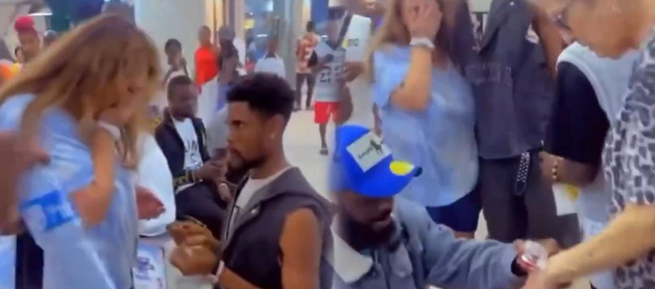 Hombres nigerianos le piden matrimonio a mujeres mayores.