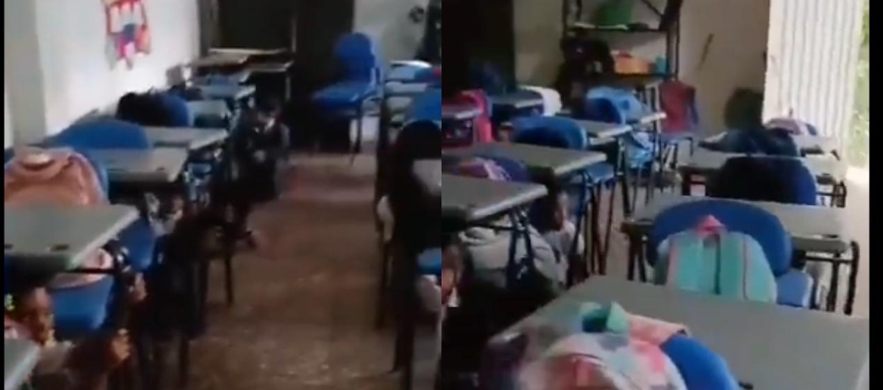 Los niños se resguardan debajo de sus pupitres. 