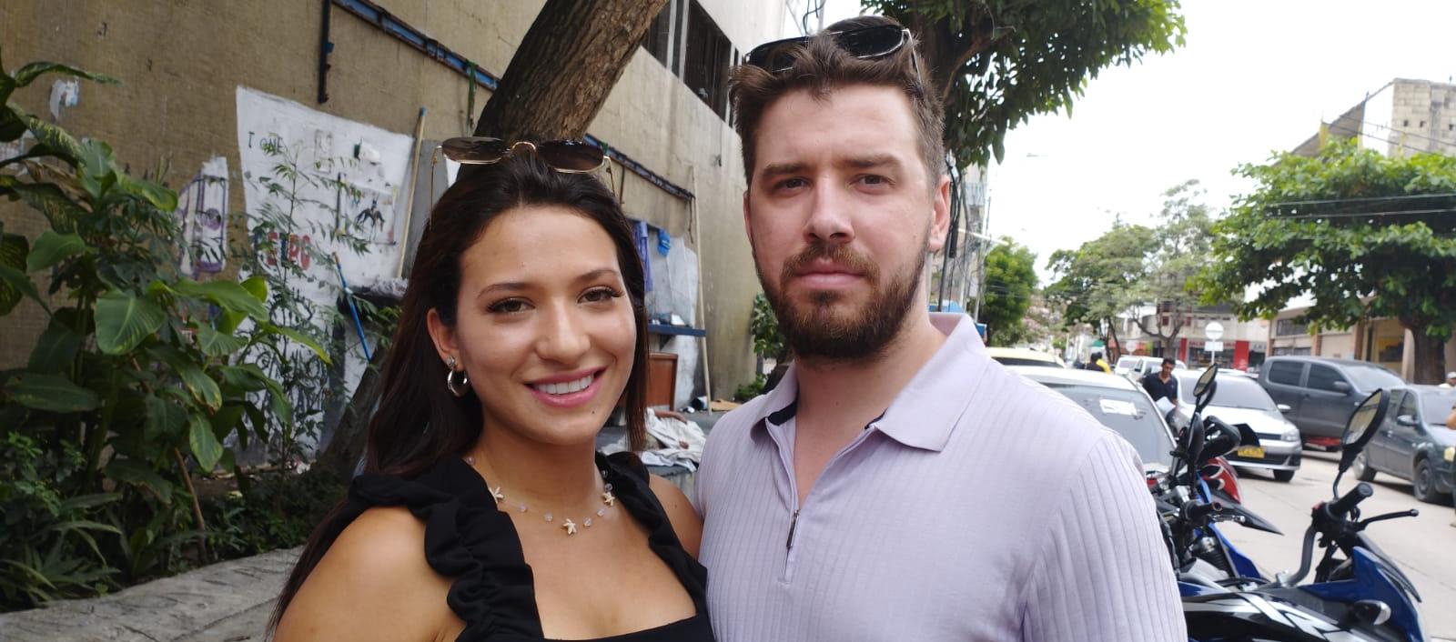 Paola y Vincent al presentar la denuncia en la Fiscalía en Barranquilla