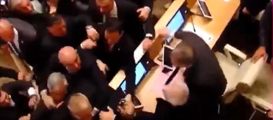 Momentos en que los legisladores se fueron a los puños. . 