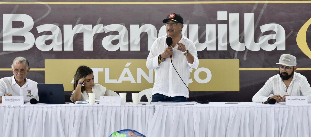 El gobernador Eduardo Verano; la directora del Dapre, Laura Sarabia; el Presidente Petro, y el ministro de Minas, Andrés Camacho.