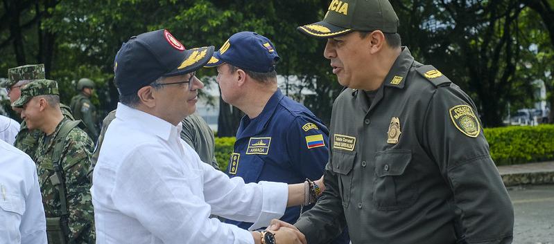 El presidente Petro saluda a los mandos militares antes del consejo de seguridad en Tuluá, Valle.