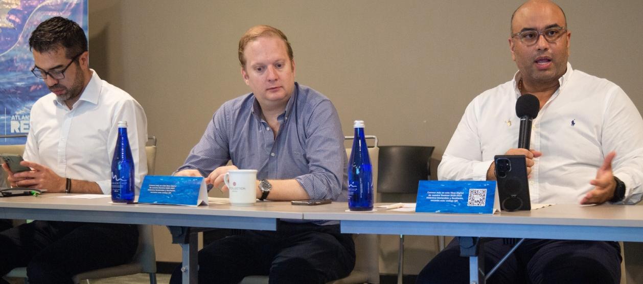 El director de la C.R.A., Jesús León Insignares (derecha).