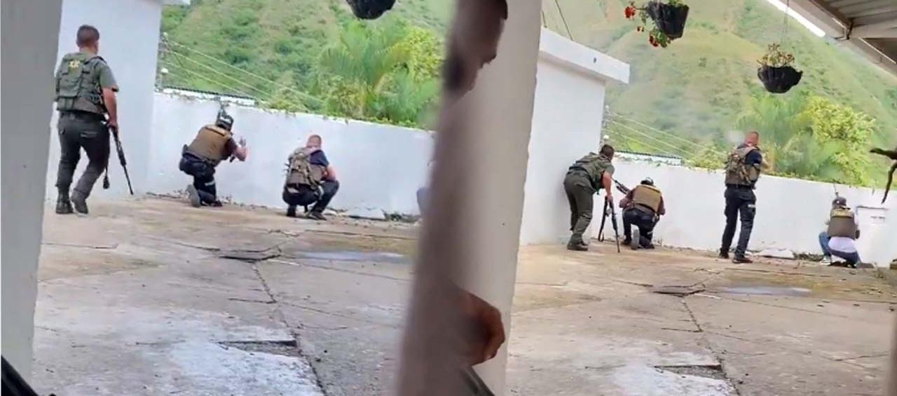 Policías se defienden del hostigamiento de las disidencias. 