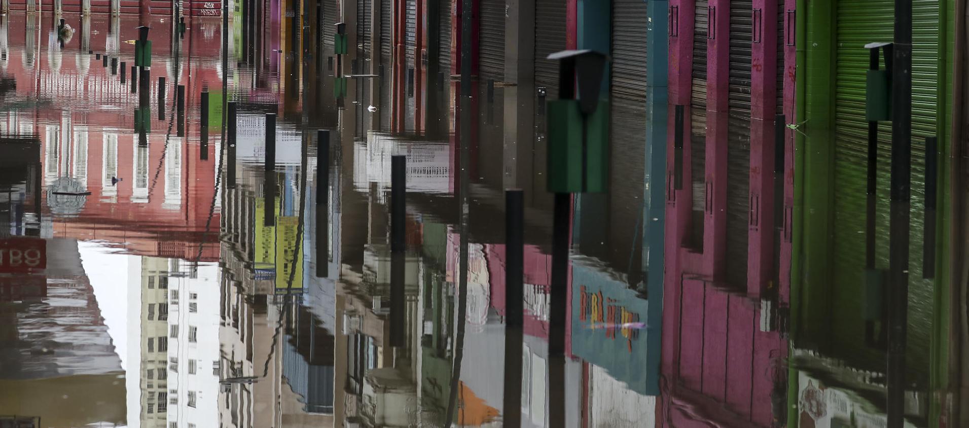 Imagen de una calle inundada de agua y basura este lunes, en el centro comercial en Porto Alegre (Brasil).