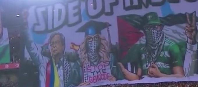 Imagen del Presidente Petro en un estadio de Túnez. 