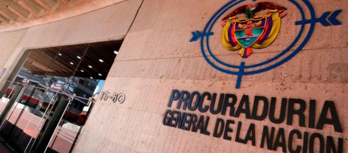 El exdocente le pedía "favores sexuales" a la menor.