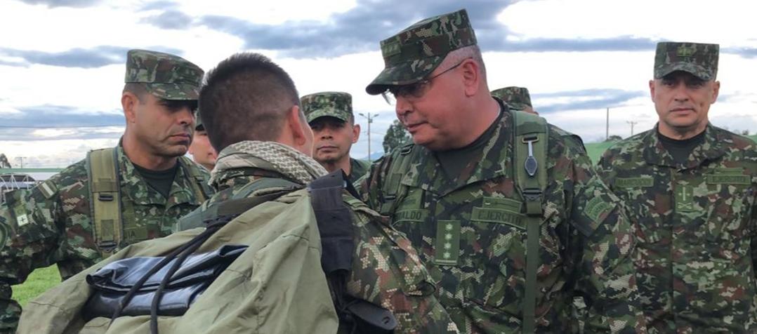 Comandante de las Fuerzas Militares, general Helder Giraldo (c), saluda a soldado que fue evacuado de la zona de combates.