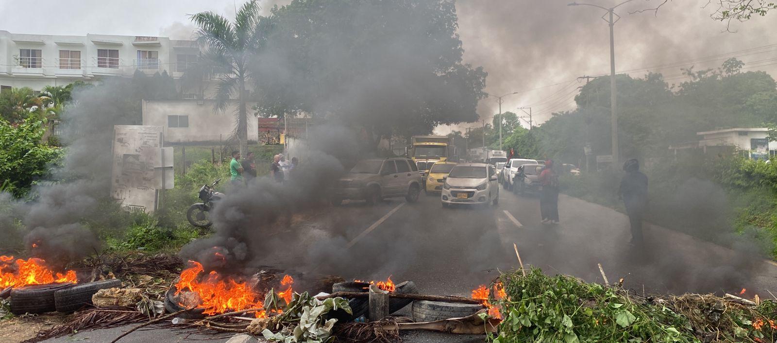 Protestas en la vía a Turbaco para que no se reactive el cobro del peaje. 