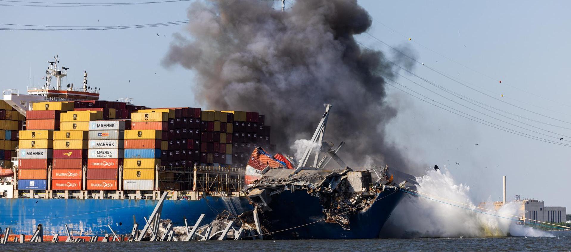 Los explosivos son usados para demoler parte del puente y así liberar el buque.