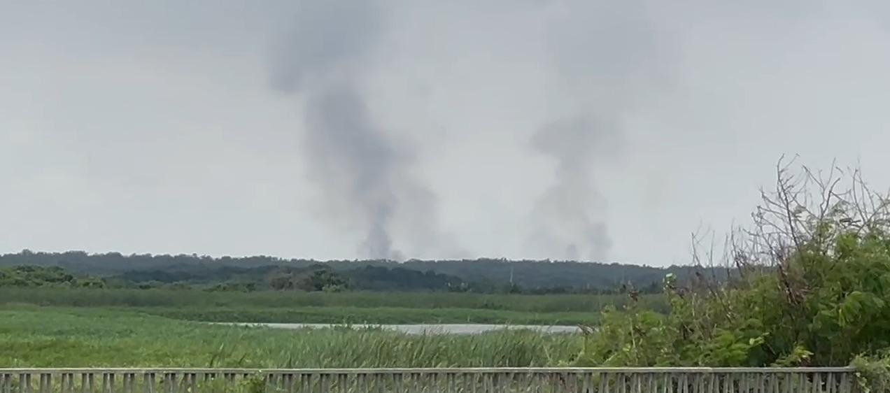 Dos columnas de humo en el parque Isla Salamanca. 