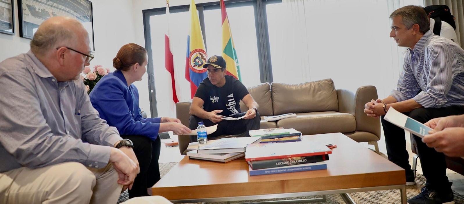 Aspecto de la reunión del alcalde Alex Char con representantes de la Copenhaguen Infrastructure Partners.