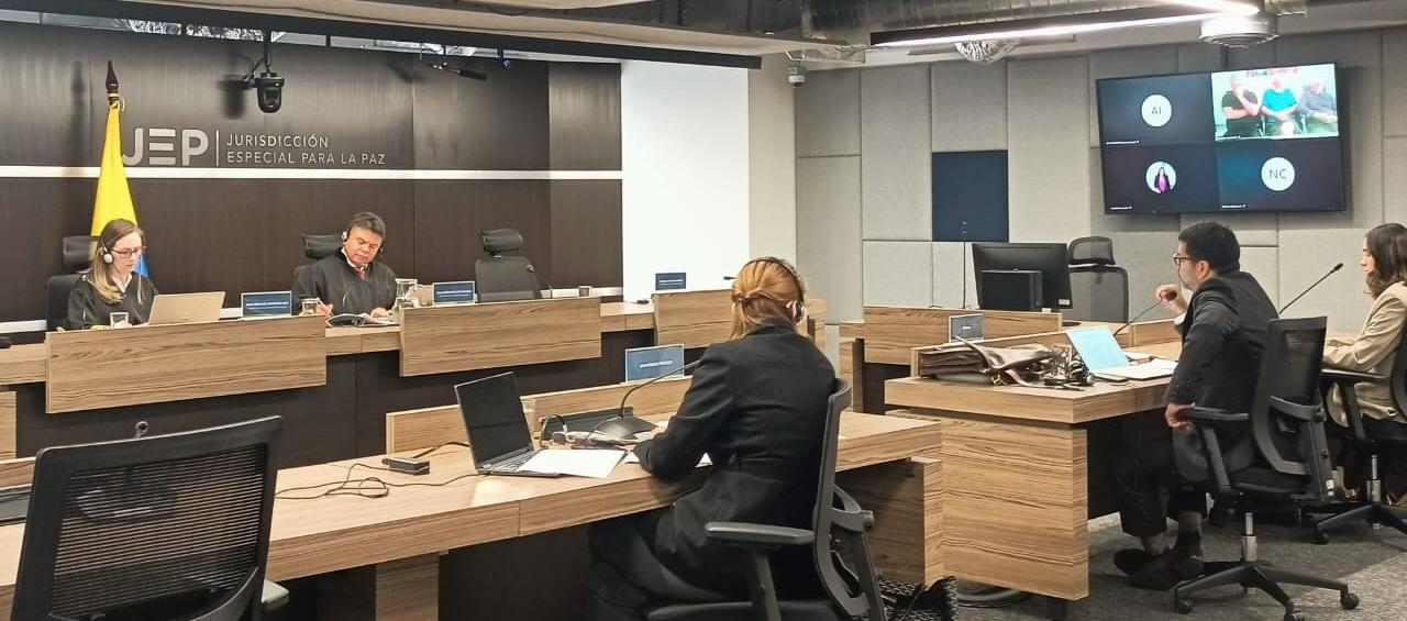 Sala de Amnistía de la JEP reunida este jueves