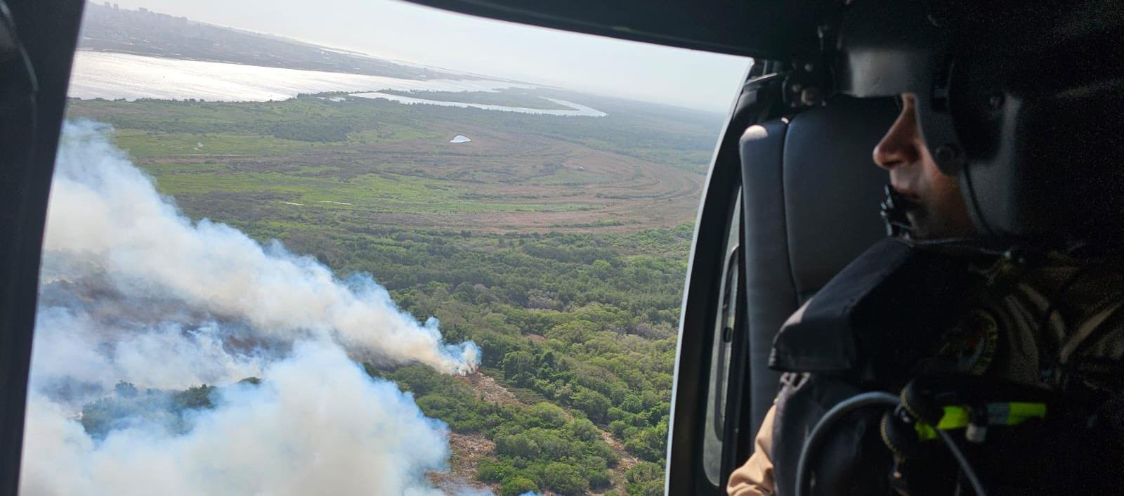 Vista aérea del incendio en Isla Salamanca.