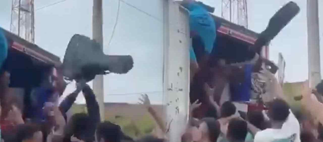 Personas saquearon al furgón, después de que este tuvo un accidente.