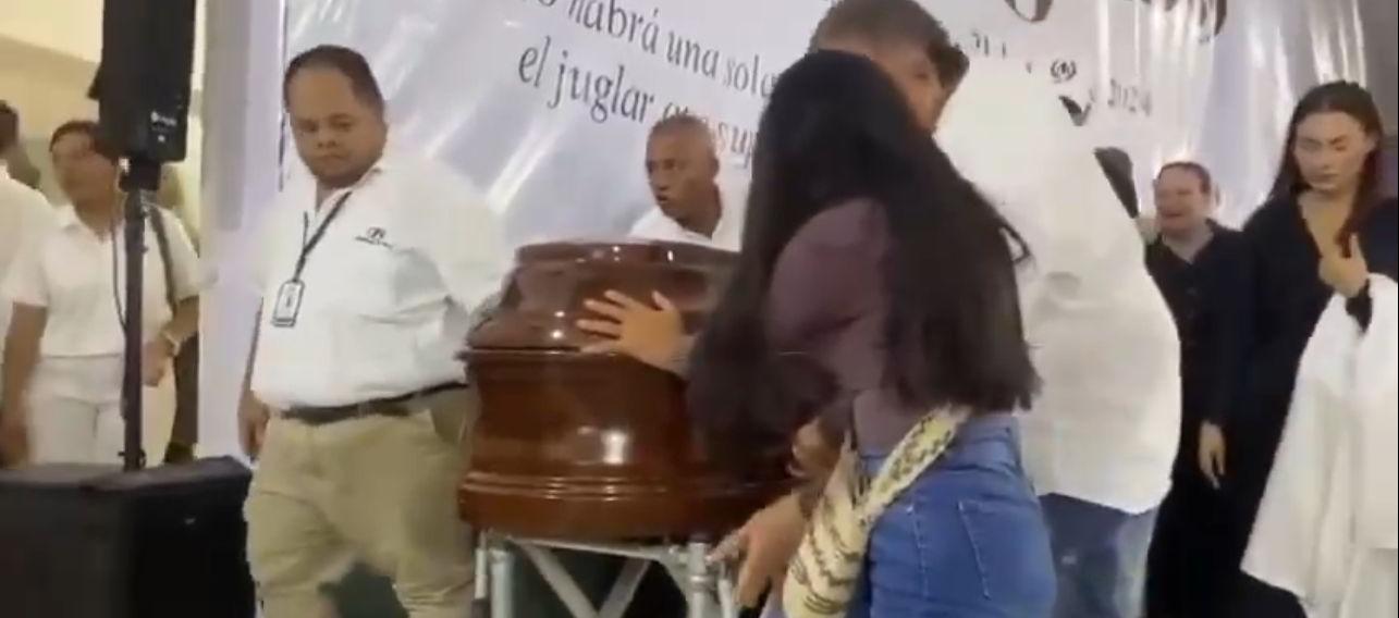 Trasladan cuerpo de Omar Geles a la Plaza Alfonso López. 