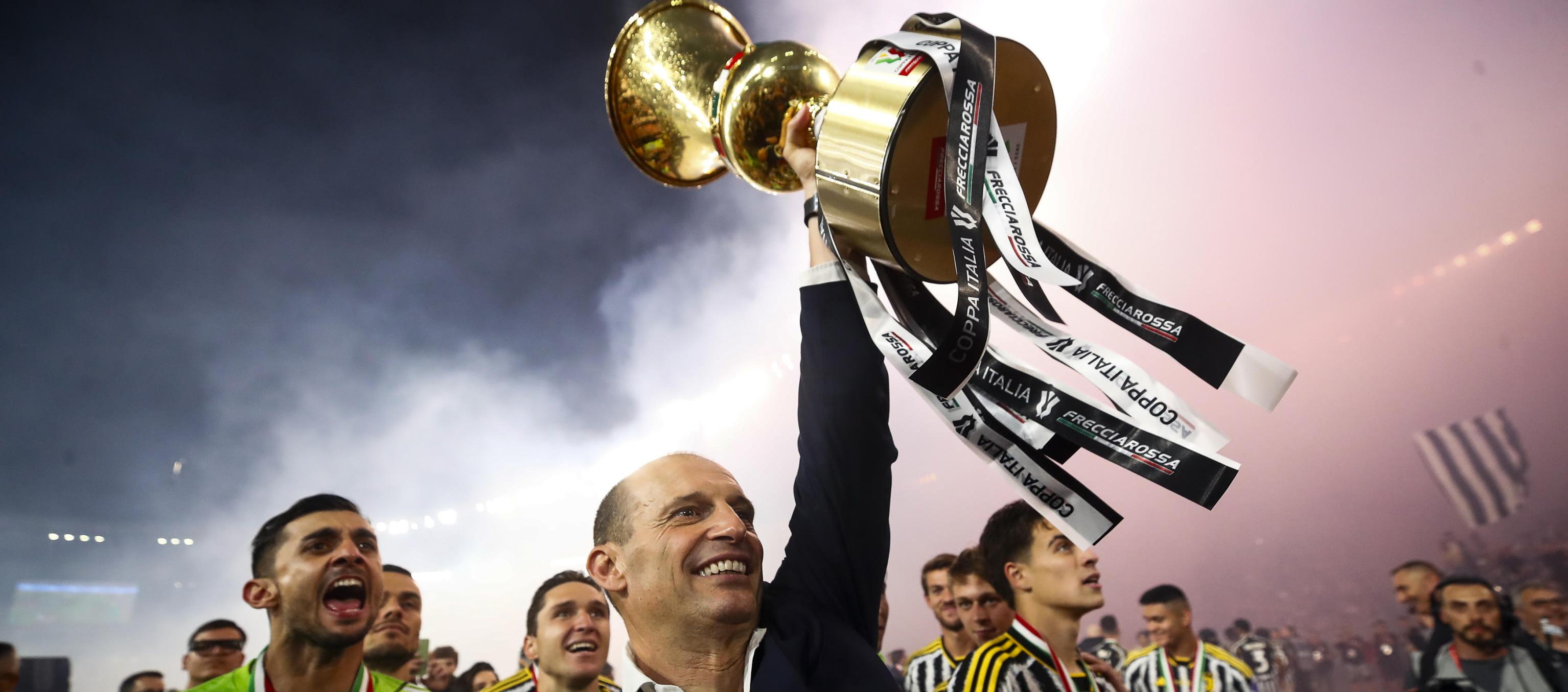 Massimiliano Allegri con el trofeo de campeón de la Copa de Italia. 