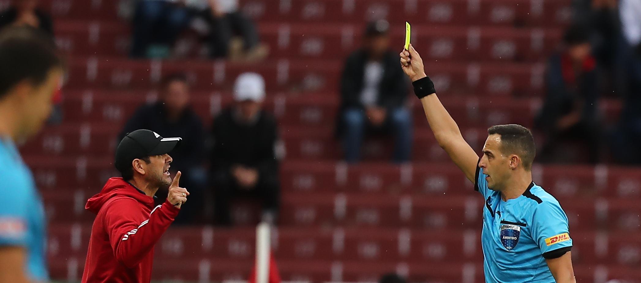 Arturo Reyes fue amonestado en el primer tiempo por el árbitro uruguayo Esteban Ostojich.