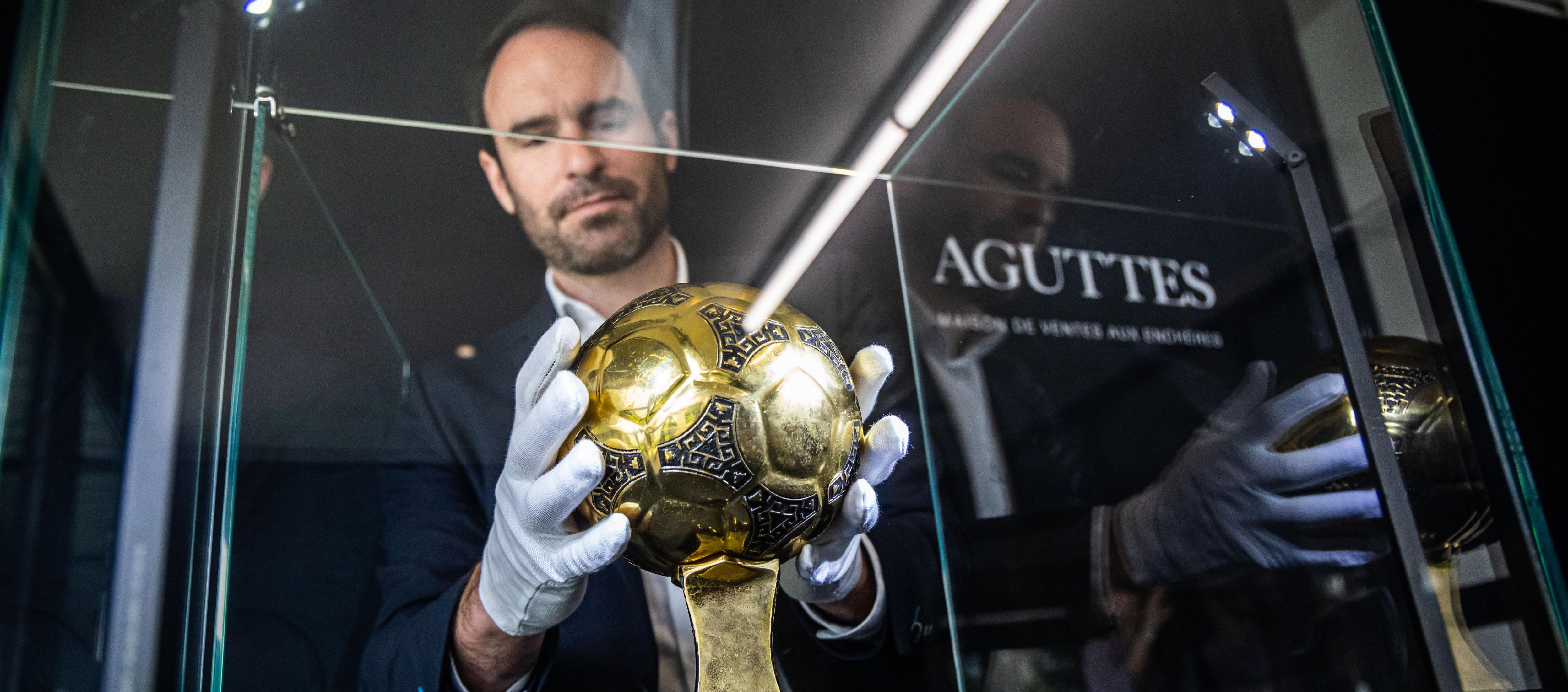 François Thierry, experto en objetos deportivos de Aguttes, con el Balón de Oro de Maradona. 