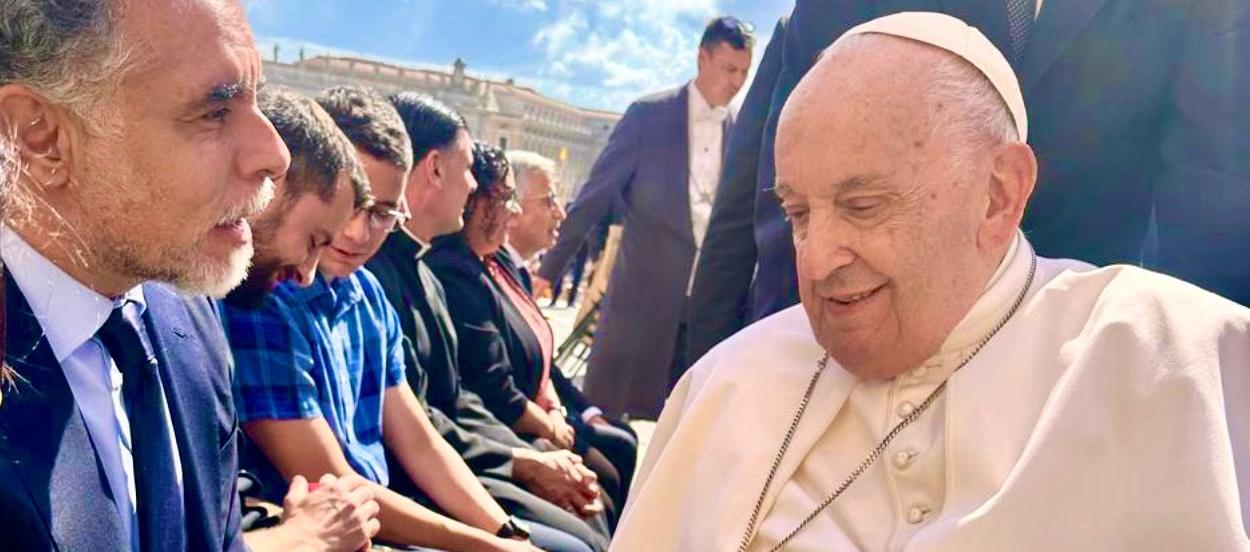 El embajador ante la FAO, Armando Benedetti, recibe la bendición del Papa.