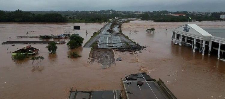 Vastas zonas inundadas y destruidas dejó a su paso el desbordamiento de varios ríos en el sur de Brasil