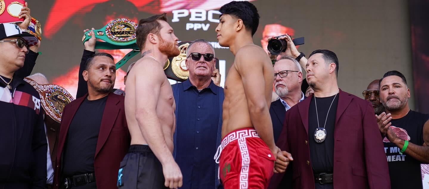 Saúl 'Canelo' Álvarez y Jaime Munguía frente a frente después de la ceremonia de pesaje. 