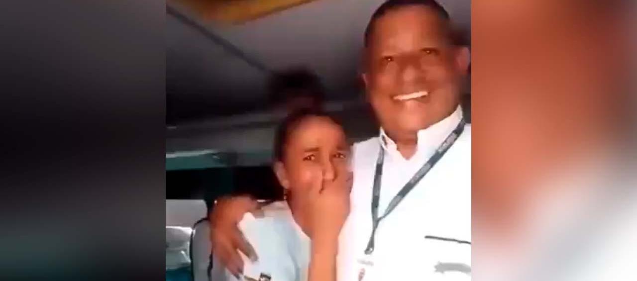 Mujer y conductor del bus.