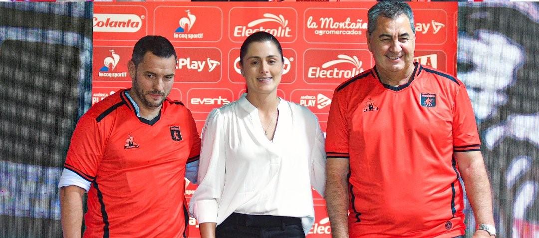 Jorge Da Silva, nuevo técnico del América, con la presidenta Marcela Gómez y su preparador físico Manuel Cabrera.