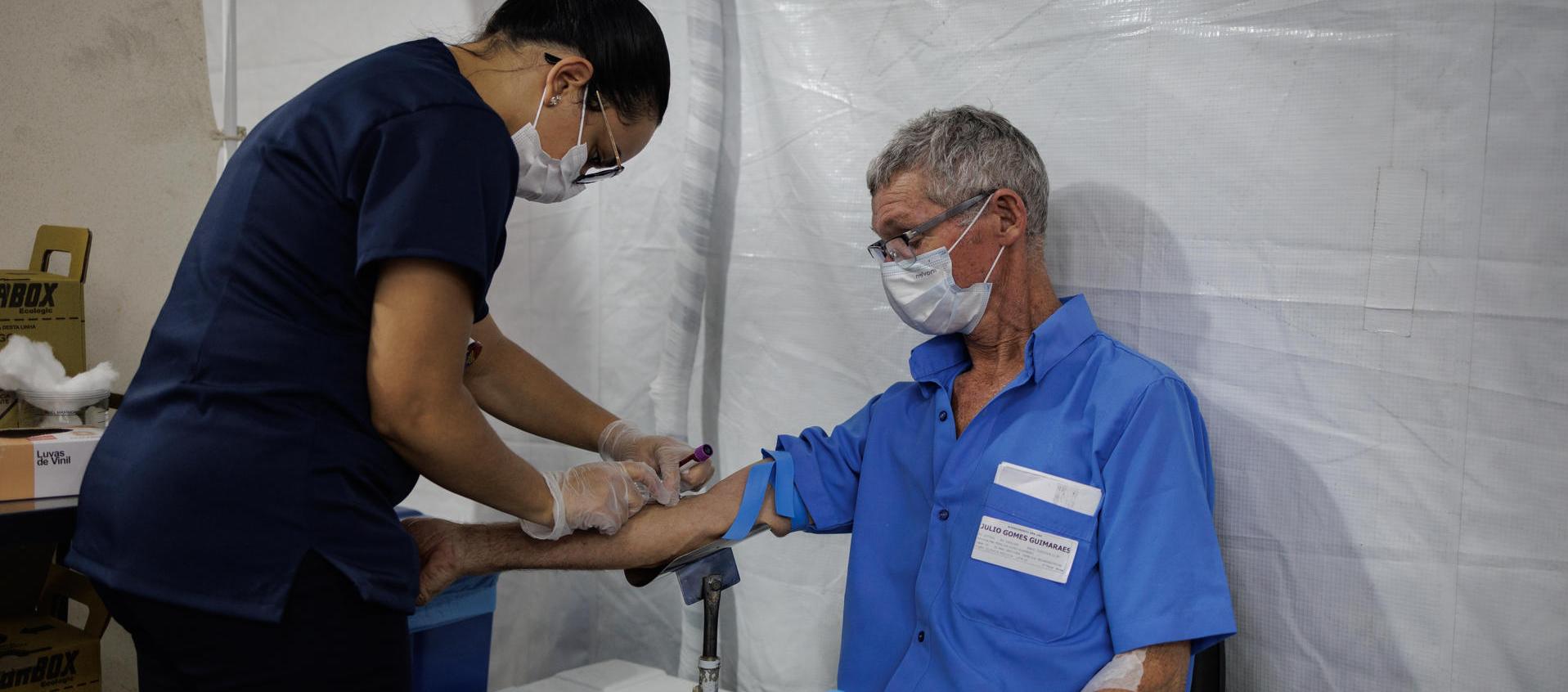 Un paciente sospechoso de padecer dengue es atendido en una tienda de campaña en Sao Paulo.
