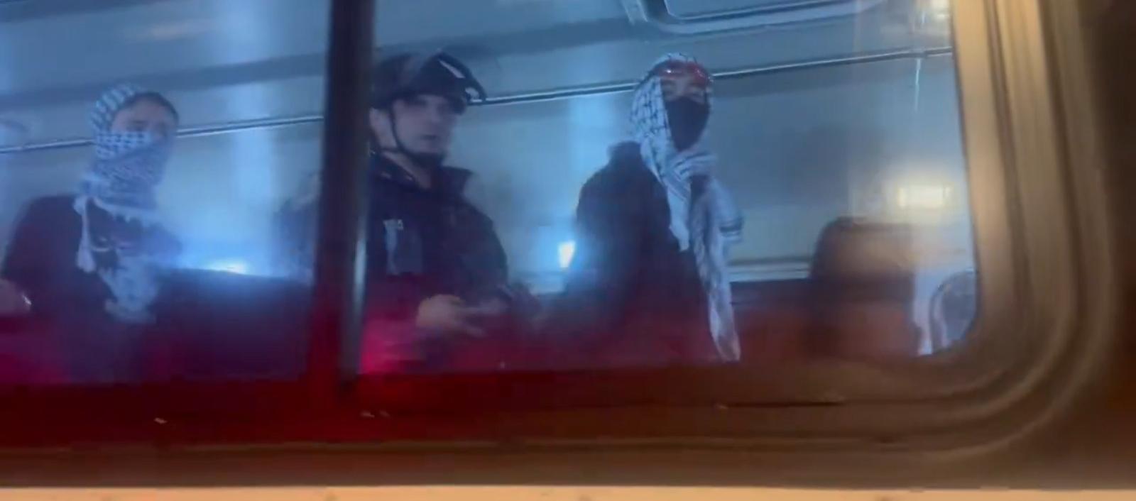 Algunos de los detenidos en la Universidad de Atlántico son transportados en vehículos de la Policía