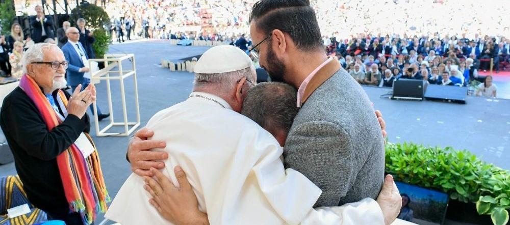 En emotiva ceremonia, el Papa abraza a un israelí y a un palestino 