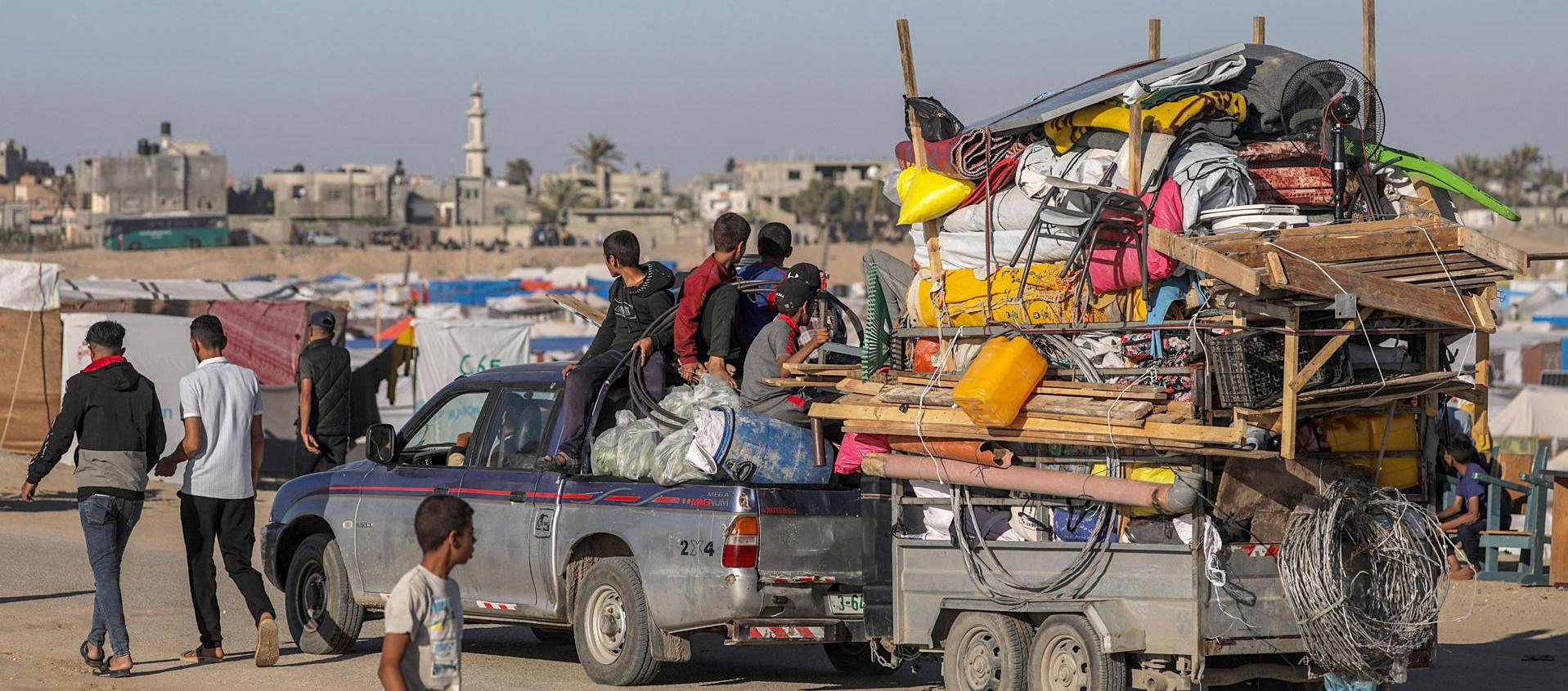 Desplazados internos de Palestina evacuán Rafah el pasado miércoles 8 de mayo