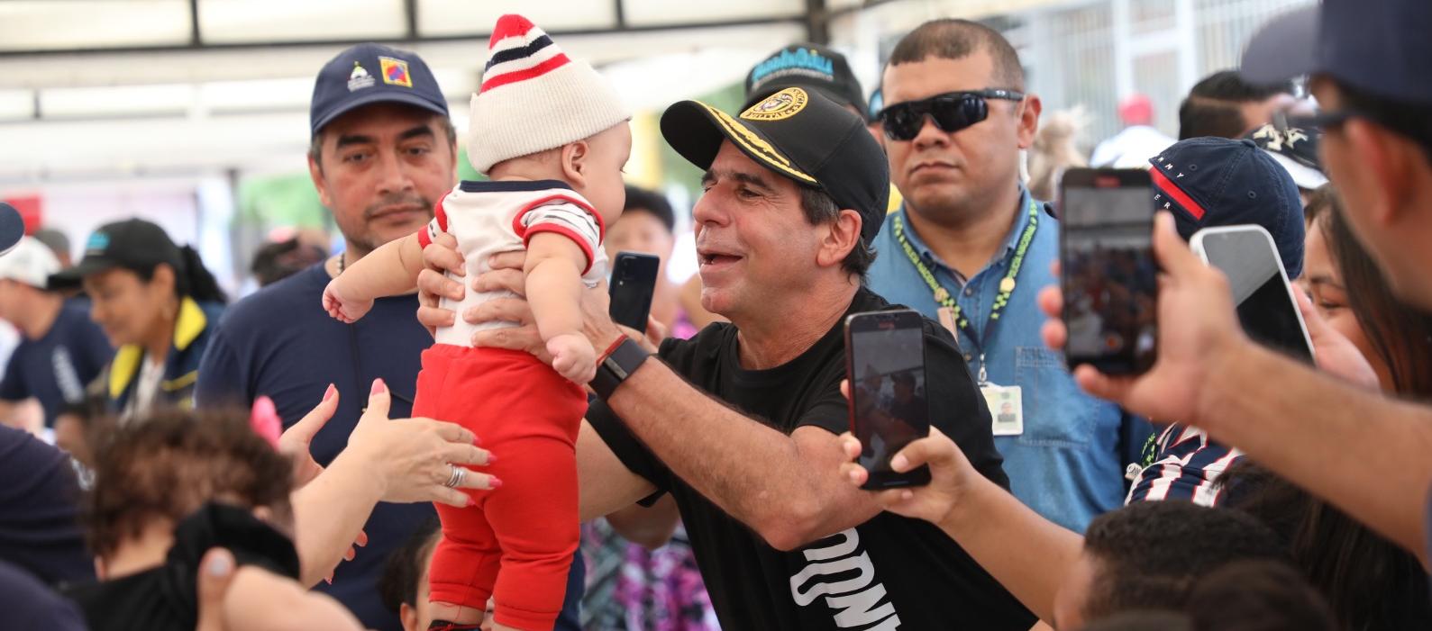 El alcalde Alejandro Char en una de las ferias 'Vamos pa´l barrio'