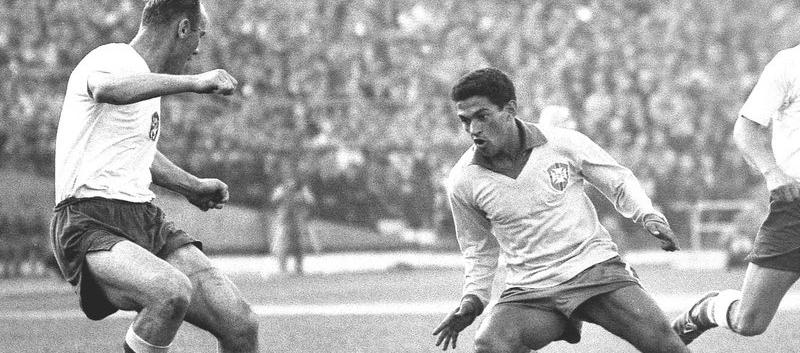 Garrincha jugando con la selección Brasil, con la que fue campeón mundial en 1956 y 1962. 