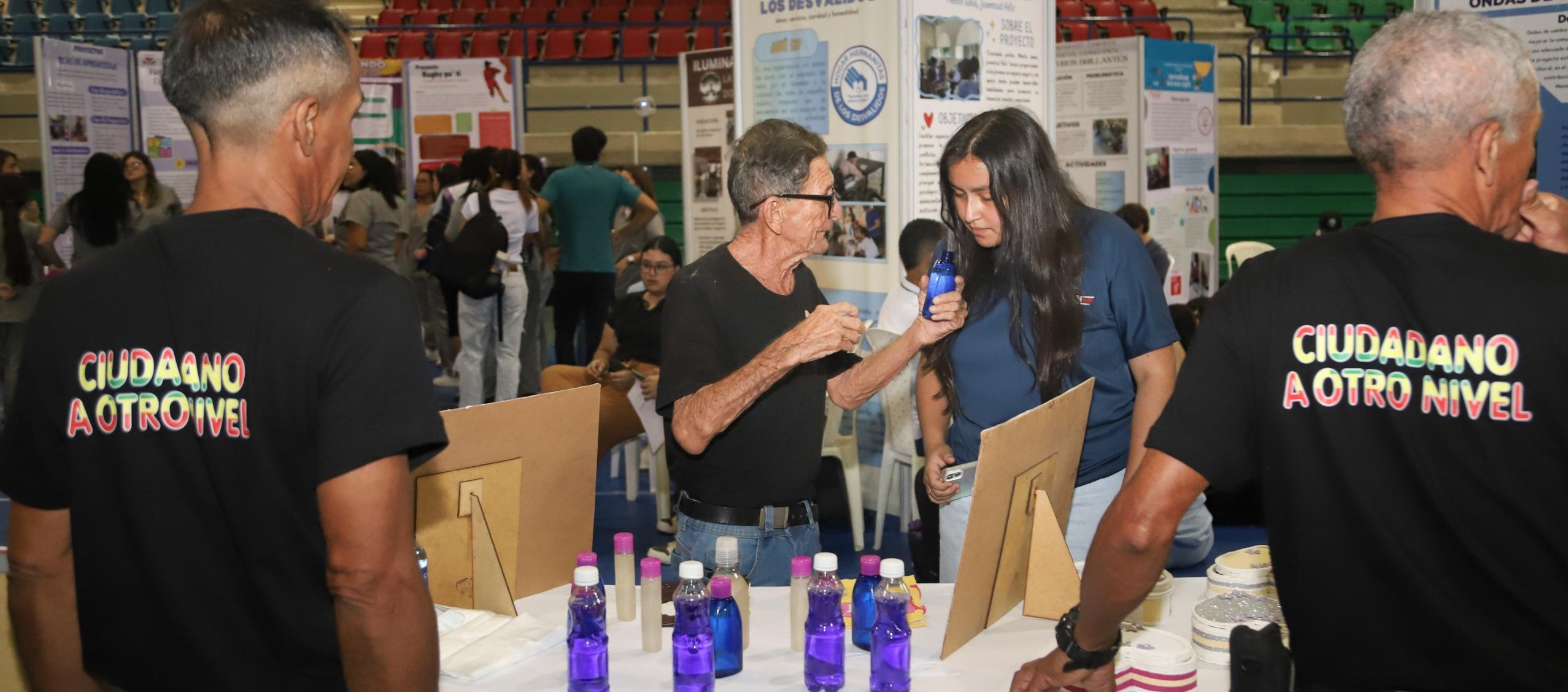 Productos de aseo artesanales fueron exhibidos en la feria por los exhabitantes de la calle. 