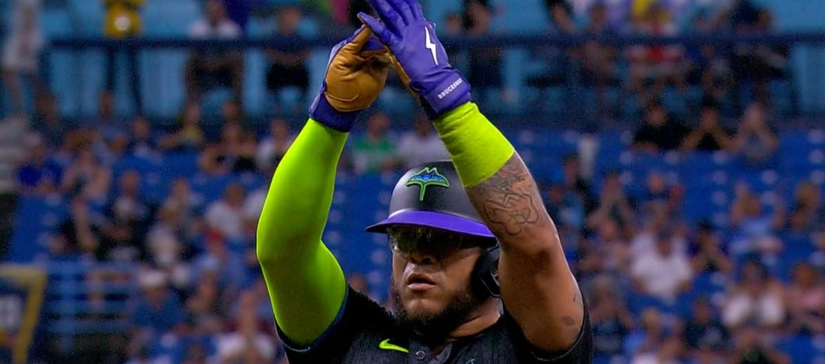 Harold Ramírez celebra tras conectar un imparable ante los Medias Blancas.  