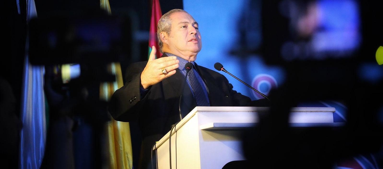 Iván Name, presidente del Senado. 