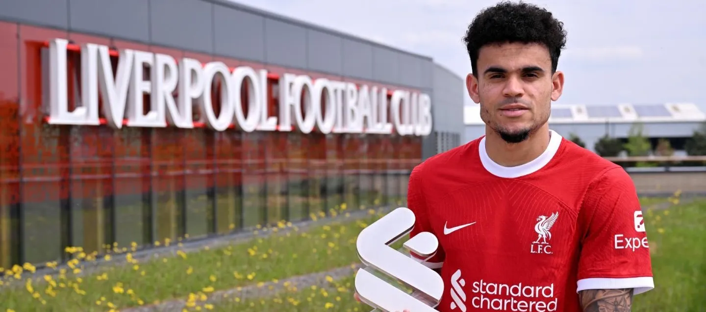 Luis Díaz con el trofeo entregado por Standard Chartered, patrocinador del Liverpool.