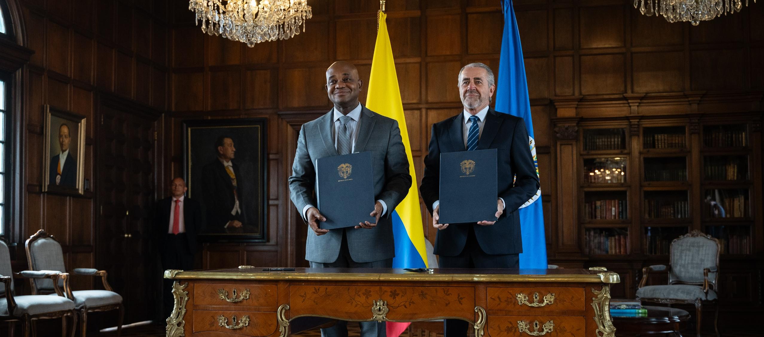  El Canciller Murillo y el jefe de la misión de apoyo al proceso de paz en Colombia de la OEA, y Roberto Menéndez, firmaron este jueves un nuevo convenio de acompañamiento.