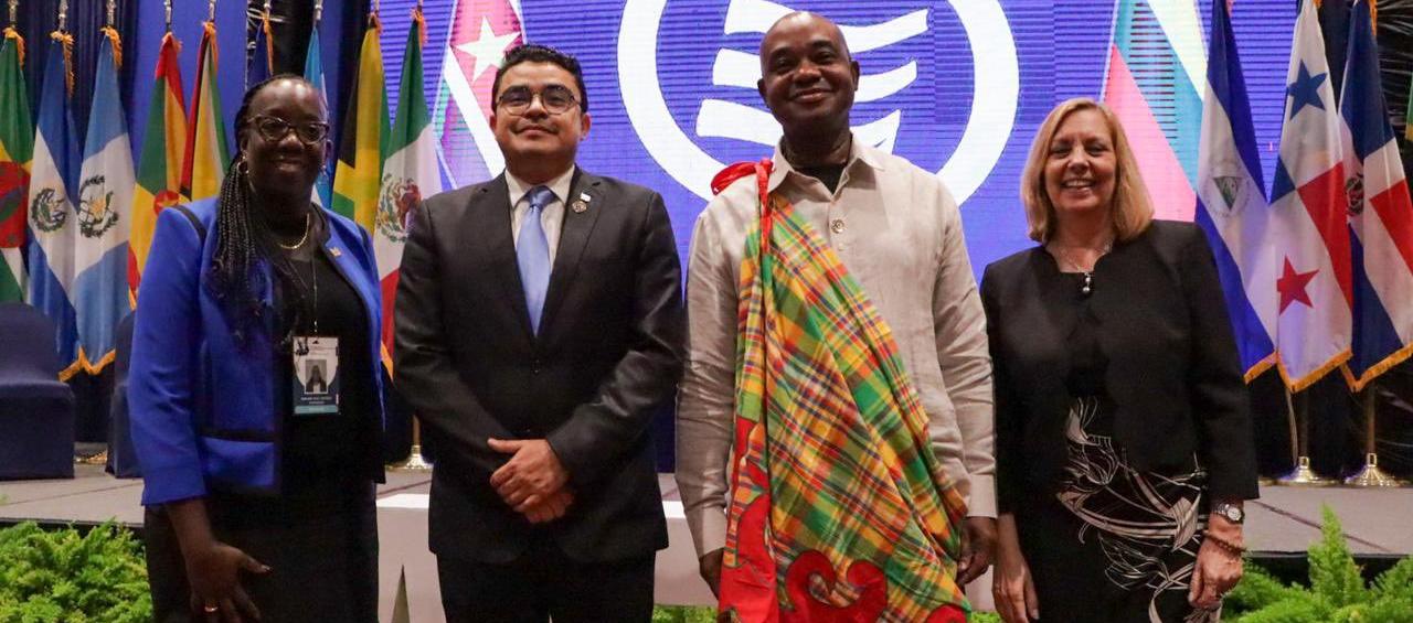 El canciller Luis Gilberto Murillo en la Reunión de la Asociación de Estados del Caribe en Surinam.