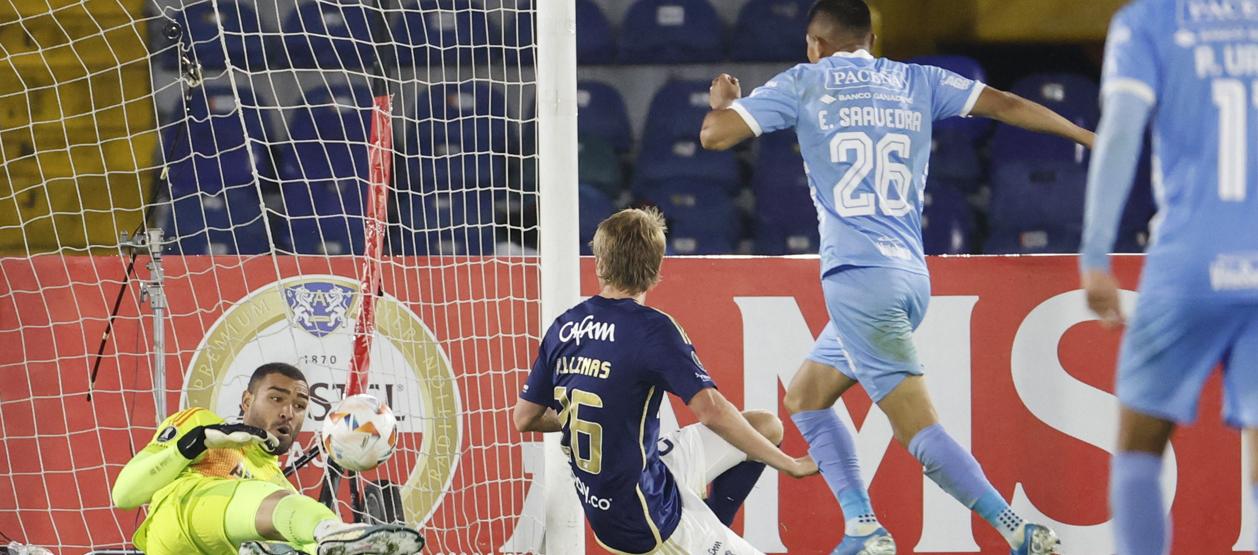 Álvaro Montero, portero de Millonarios, salva el segundo gol del Bolívar tras un remate de Erwin Saavedra.