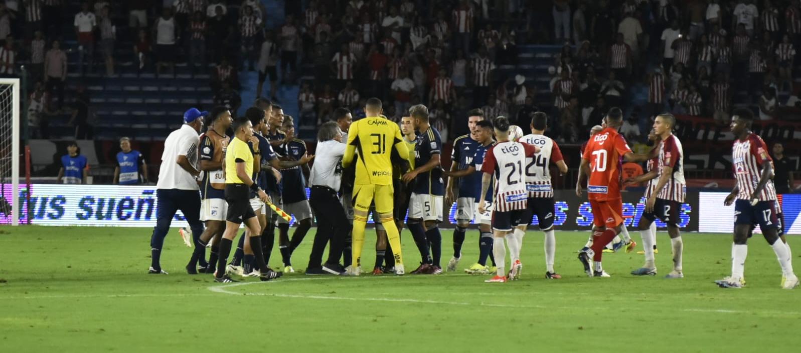 Los jugadores de Millonarios rodeando al árbitro Carlos Betancur después del partido contra Junior.