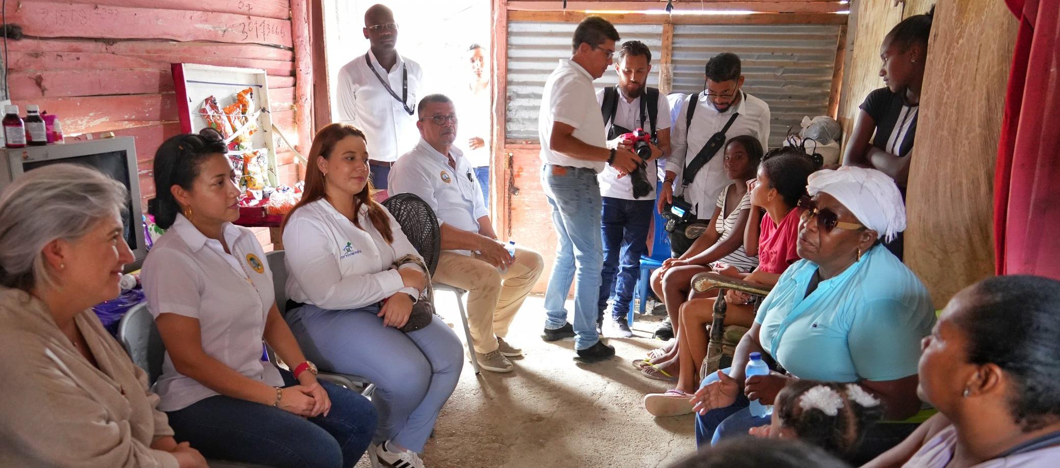 La ministra Catalina Velasco con una familia beneficiaria del programa 'Cambia mi casa' del barrio Villa Hermosa de Cartagena